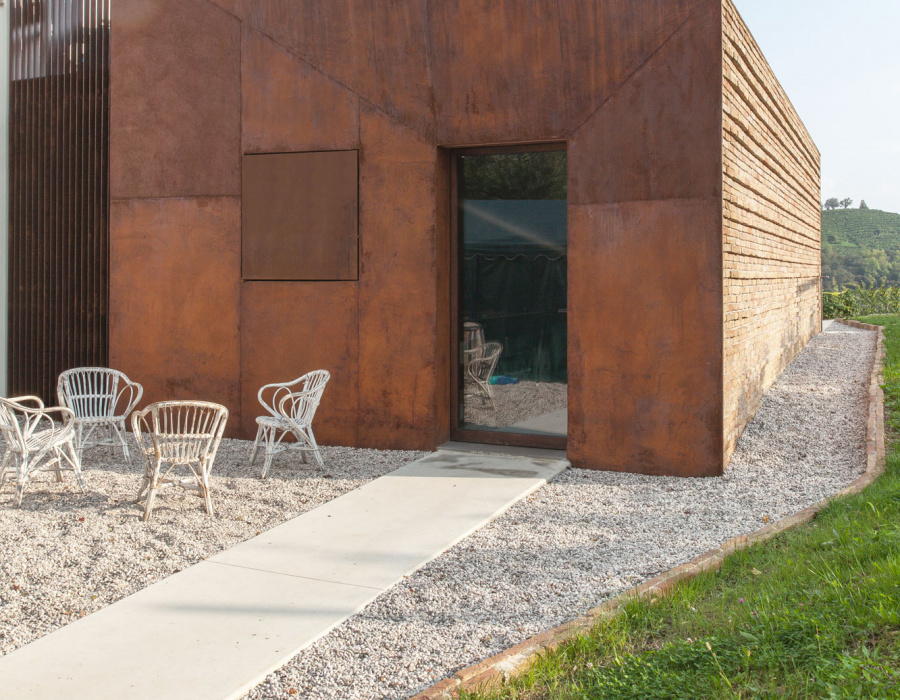 Oxydecor®, Corten effect vertical coating. Maison 203, Valdobbiadene, Italy. Progetto: arch. Vittorio Massimo